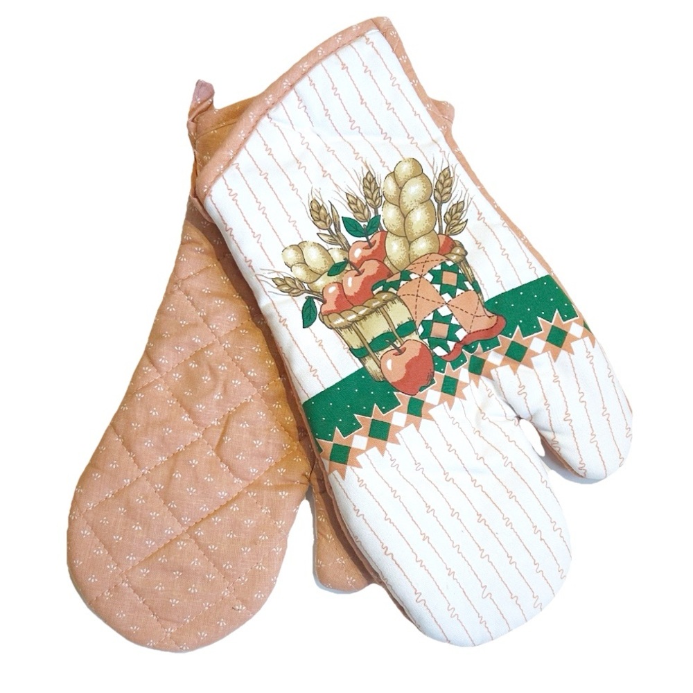 Vintage Quilted Kitchen Oven Mitts Set White Peach Green Basket of Apples Design